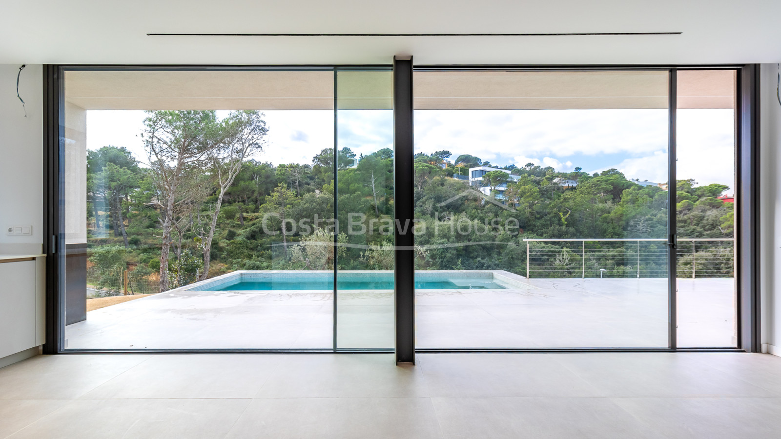Maison neuve à Begur avec piscine à débordement, terrasses, design moderne et vues dégagées