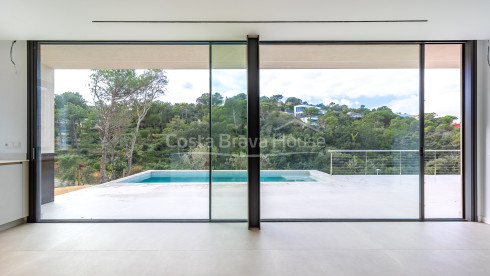 New build house in Begur with infinity pool, terraces, modern design and open views