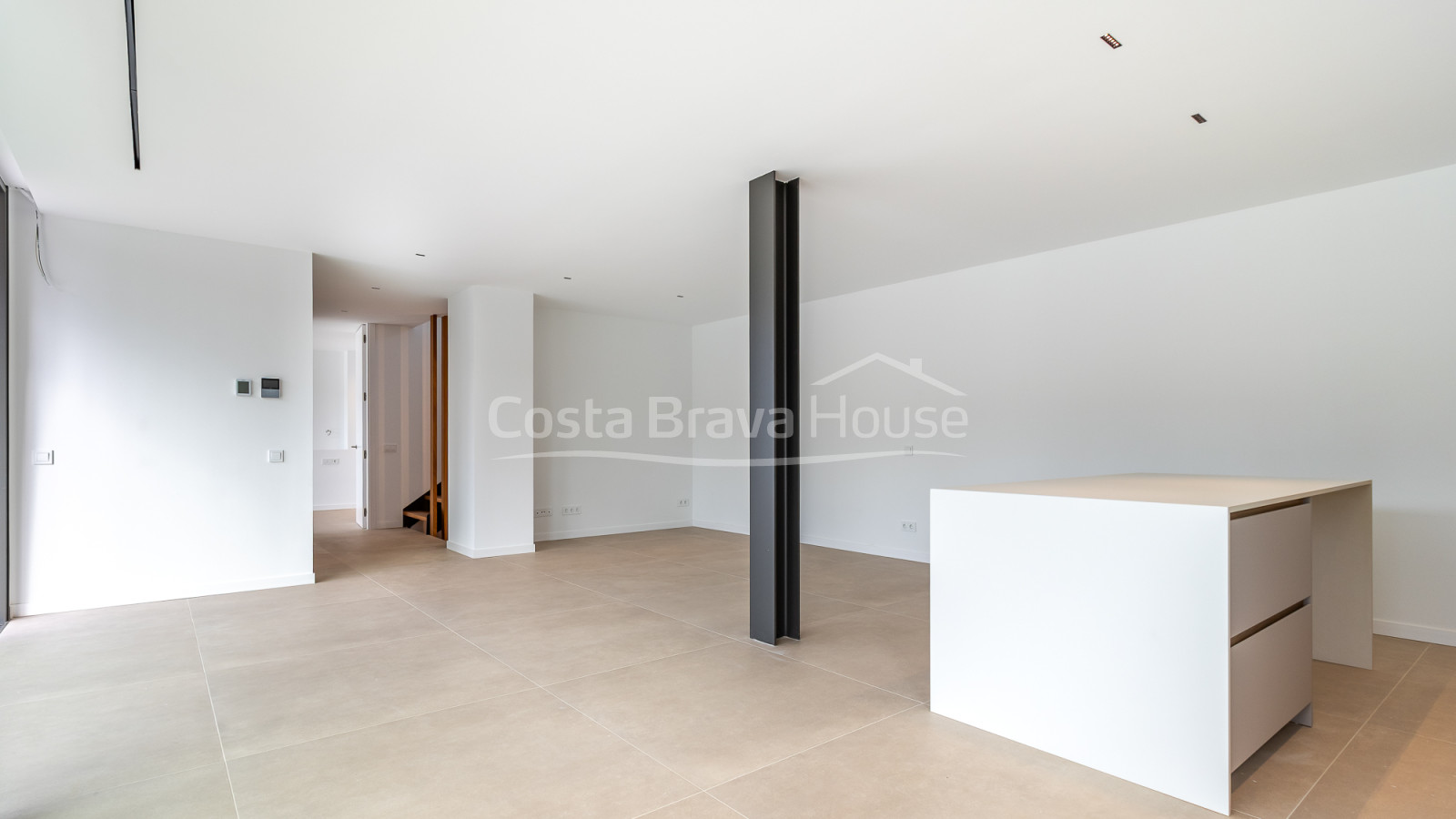 Casa d’obra nova a Begur amb piscina infinita, terrasses, disseny modern i vistes obertes