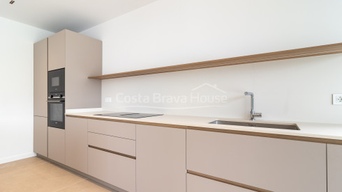 Nieuwbouwhuis in Begur met infinity pool, terrassen, modern design en weids uitzicht