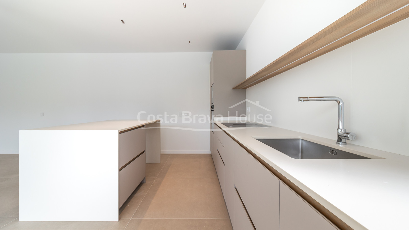 Nieuwbouwhuis in Begur met infinity pool, terrassen, modern design en weids uitzicht