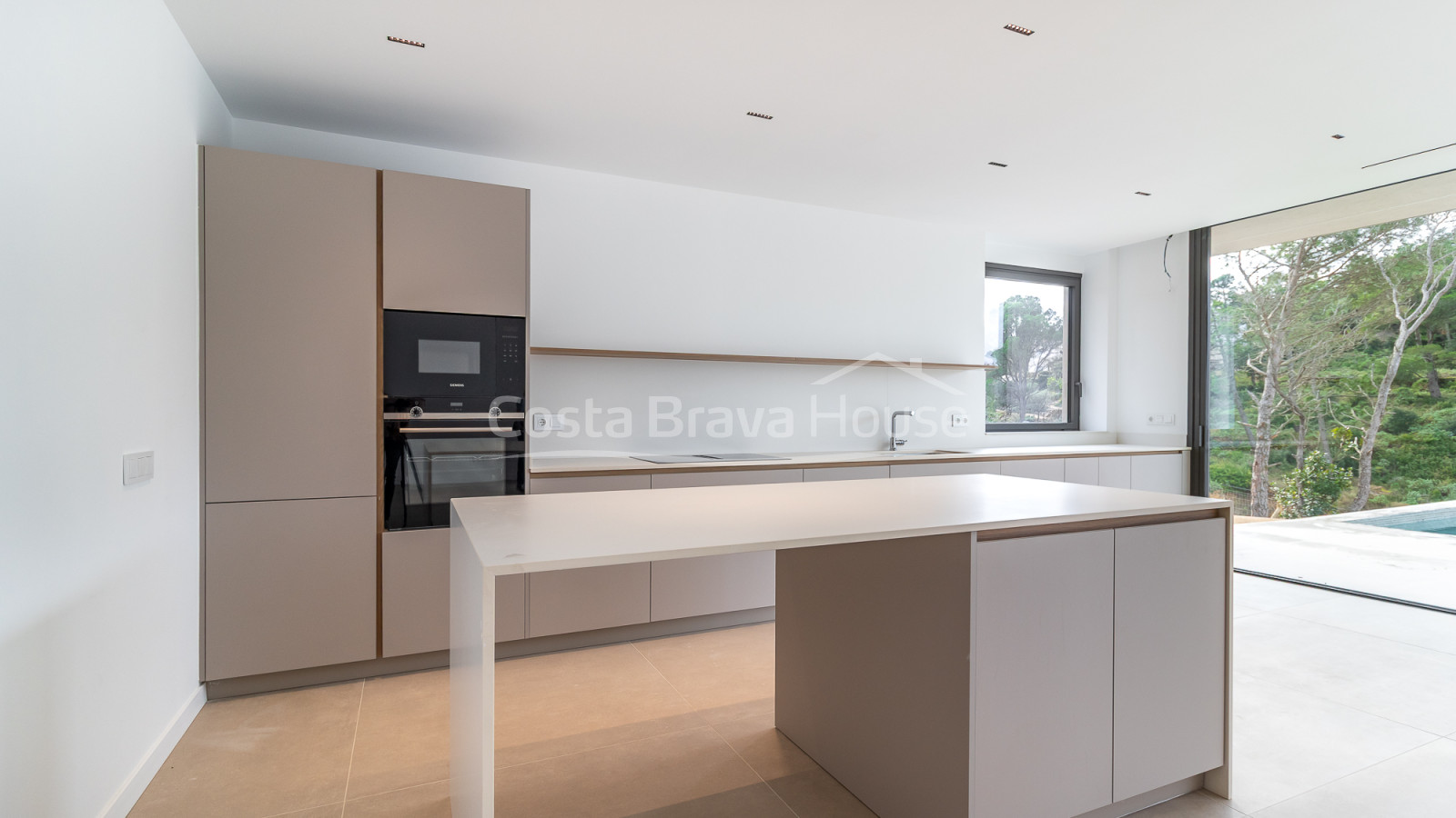 New build house in Begur with infinity pool, terraces, modern design and open views