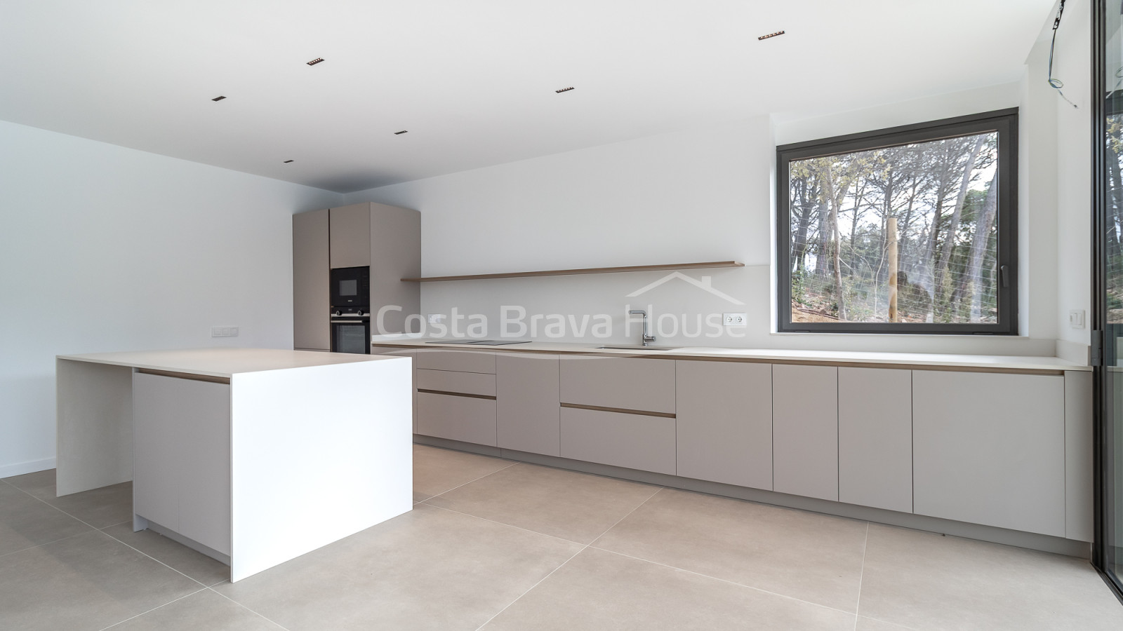 Casa de obra nueva en Begur con piscina infinita, terrazas, diseño moderno y vistas abiertas