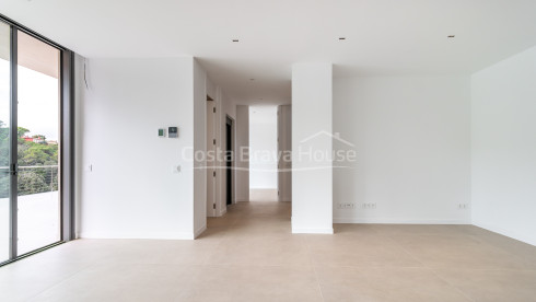 Maison neuve à Begur avec piscine à débordement, terrasses, design moderne et vues dégagées