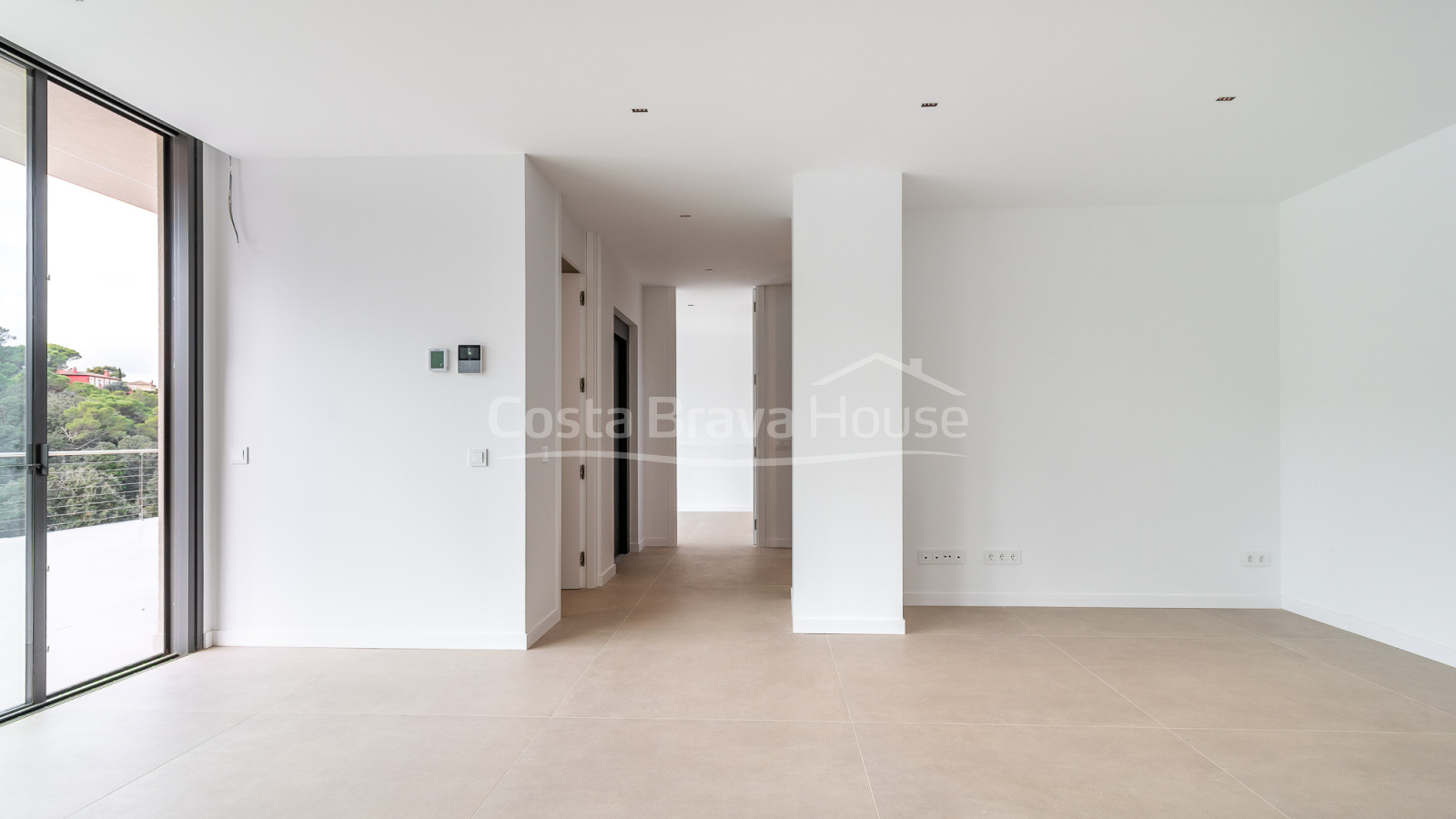 Nieuwbouwhuis in Begur met infinity pool, terrassen, modern design en weids uitzicht