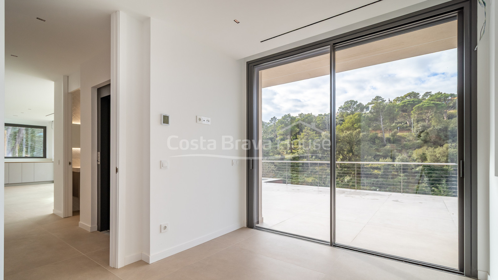 Maison neuve à Begur avec piscine à débordement, terrasses, design moderne et vues dégagées