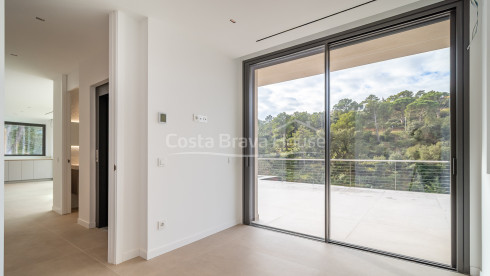 Nieuwbouwhuis in Begur met infinity pool, terrassen, modern design en weids uitzicht