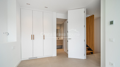 New build house in Begur with infinity pool, terraces, modern design and open views