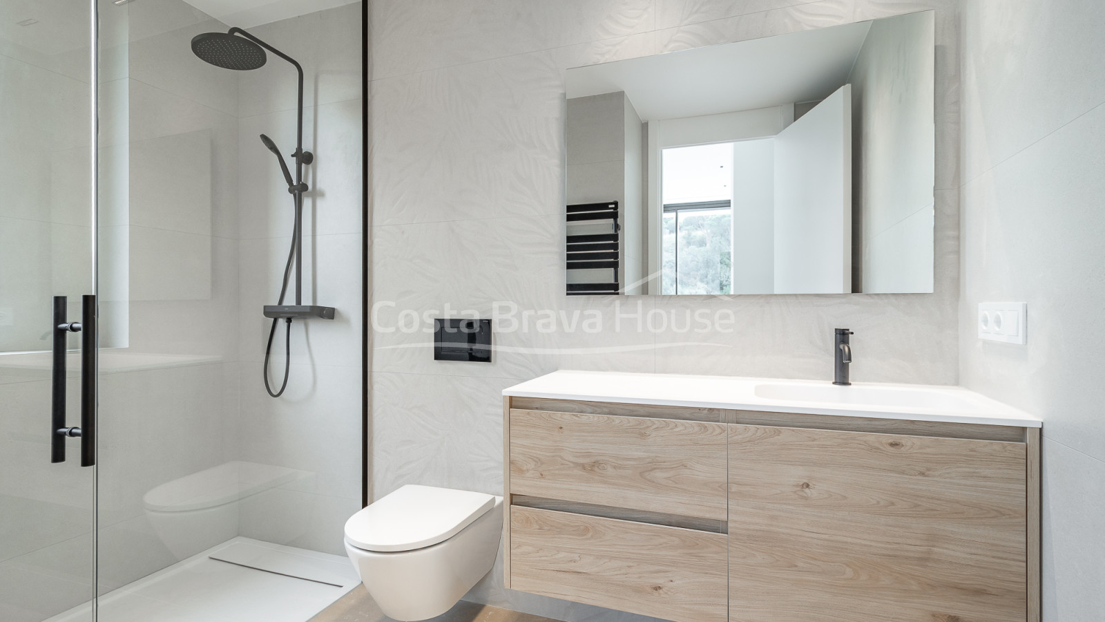 New build house in Begur with infinity pool, terraces, modern design and open views