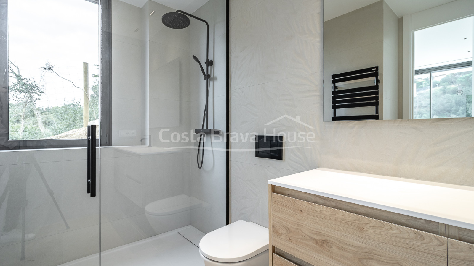 New build house in Begur with infinity pool, terraces, modern design and open views