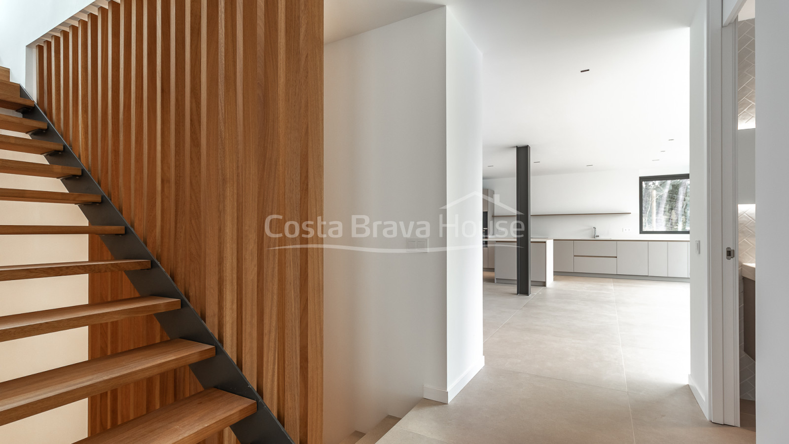 Maison neuve à Begur avec piscine à débordement, terrasses, design moderne et vues dégagées