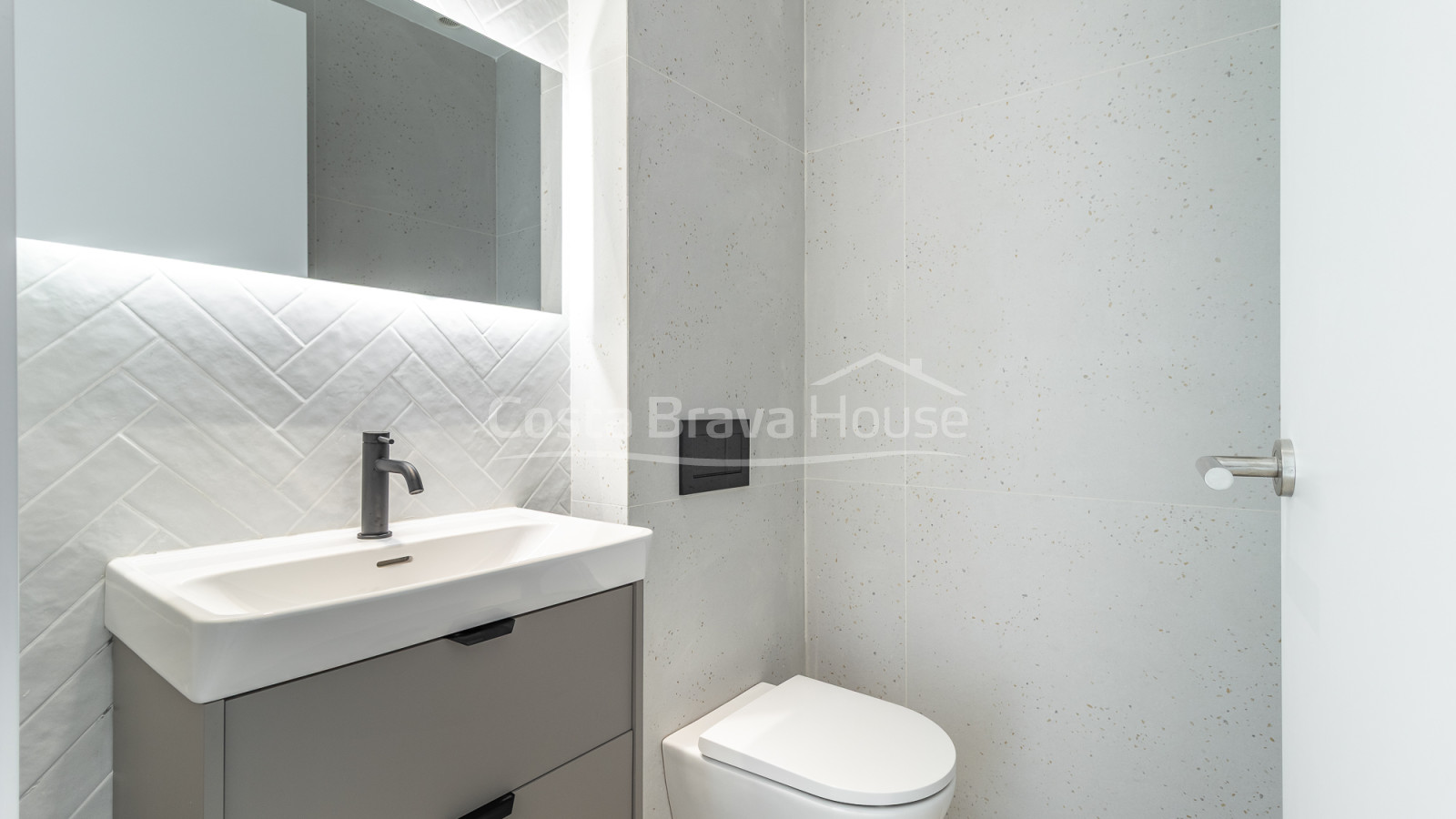 Nieuwbouwhuis in Begur met infinity pool, terrassen, modern design en weids uitzicht