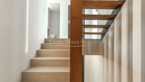 Casa d’obra nova a Begur amb piscina infinita, terrasses, disseny modern i vistes obertes