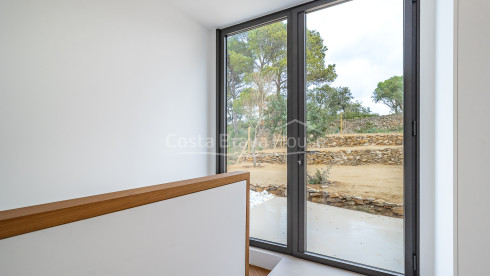 Casa d’obra nova a Begur amb piscina infinita, terrasses, disseny modern i vistes obertes