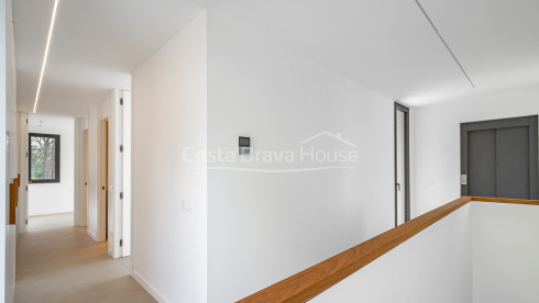 New build house in Begur with infinity pool, terraces, modern design and open views