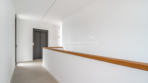 Maison neuve à Begur avec piscine à débordement, terrasses, design moderne et vues dégagées