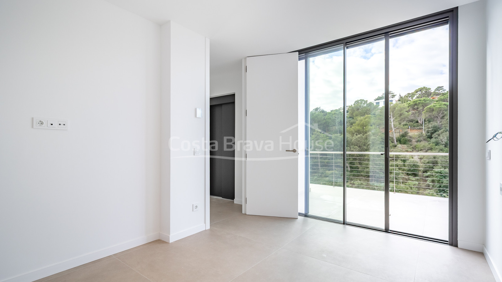 Nieuwbouwhuis in Begur met infinity pool, terrassen, modern design en weids uitzicht