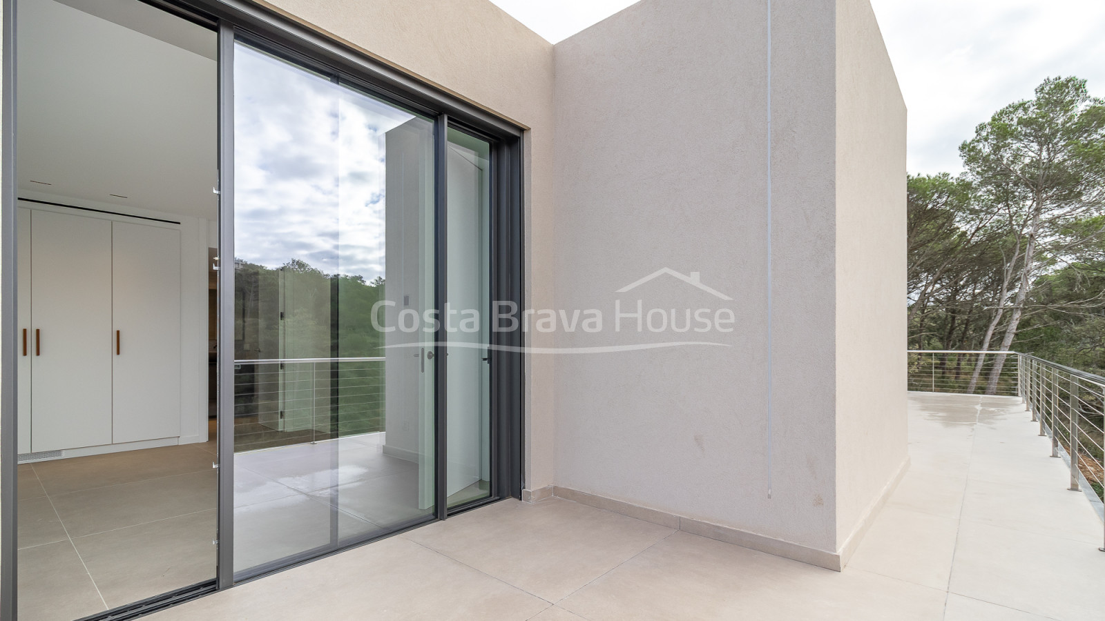 Casa de obra nueva en Begur con piscina infinita, terrazas, diseño moderno y vistas abiertas