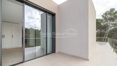 Maison neuve à Begur avec piscine à débordement, terrasses, design moderne et vues dégagées