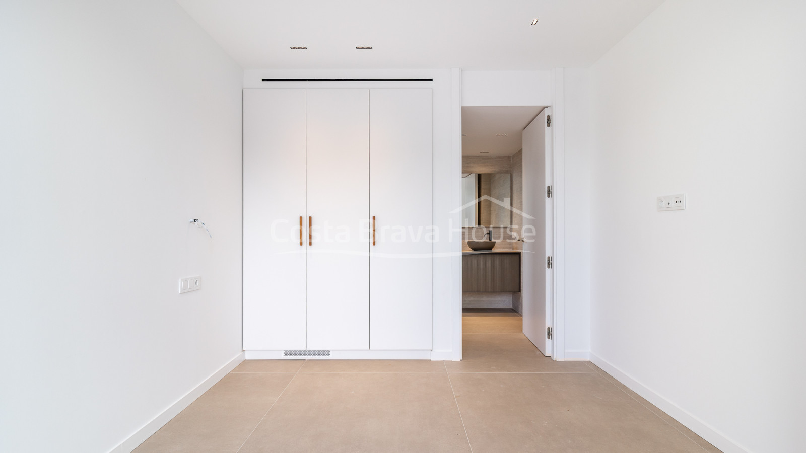 Maison neuve à Begur avec piscine à débordement, terrasses, design moderne et vues dégagées