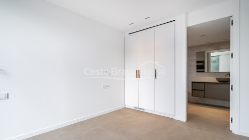 Nieuwbouwhuis in Begur met infinity pool, terrassen, modern design en weids uitzicht