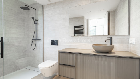 Casa de obra nueva en Begur con piscina infinita, terrazas, diseño moderno y vistas abiertas