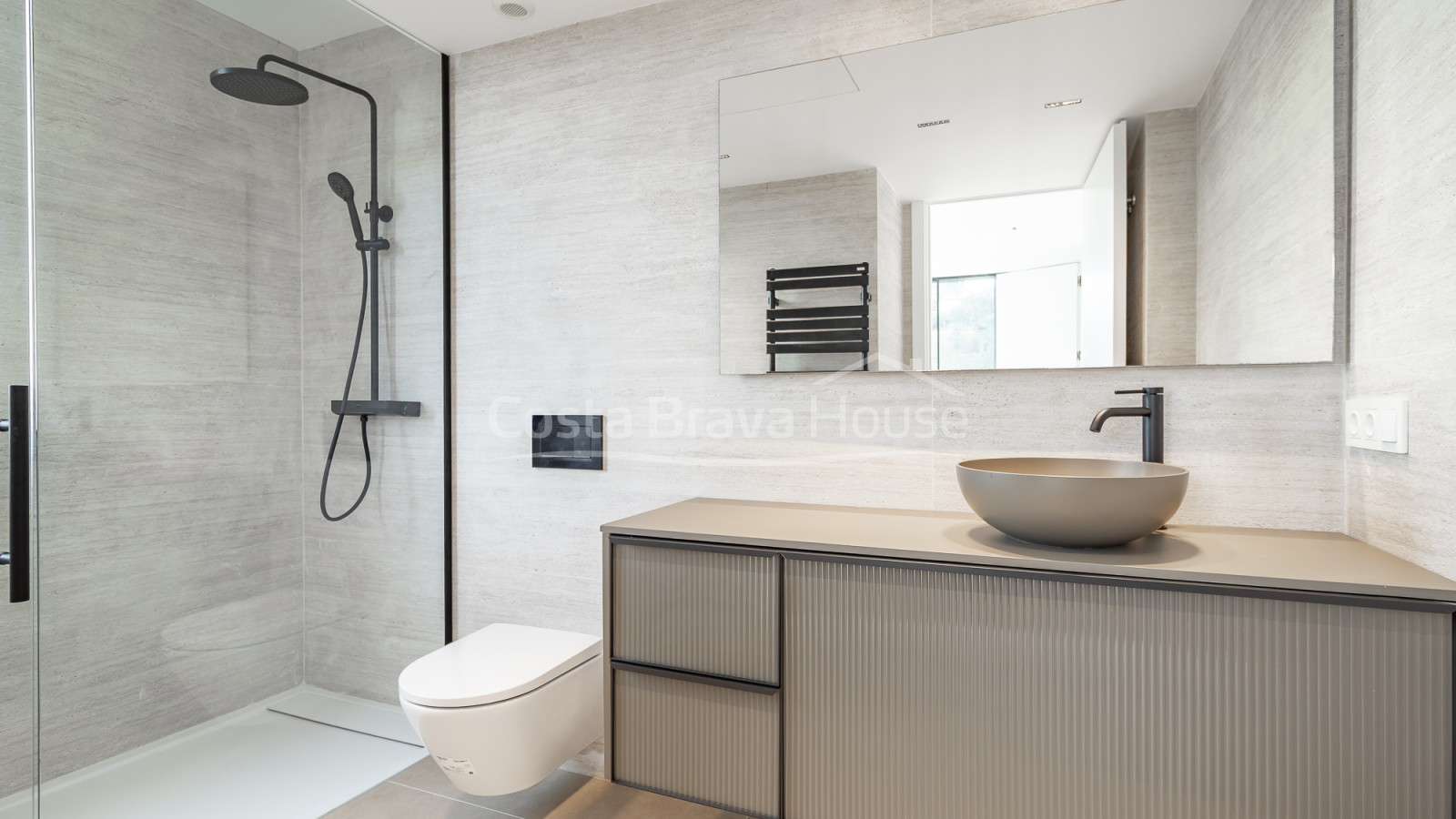 New build house in Begur with infinity pool, terraces, modern design and open views