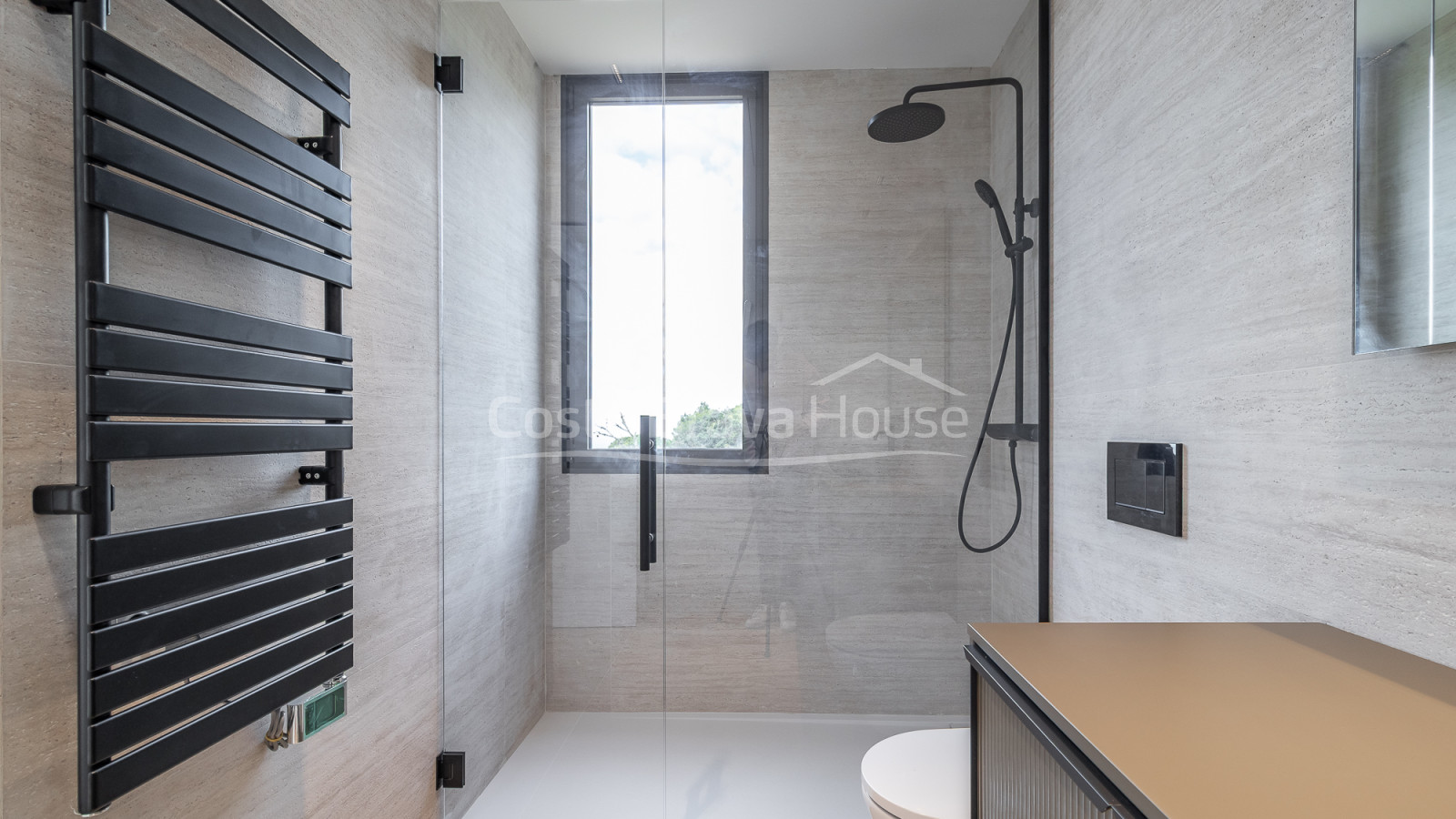 Nieuwbouwhuis in Begur met infinity pool, terrassen, modern design en weids uitzicht