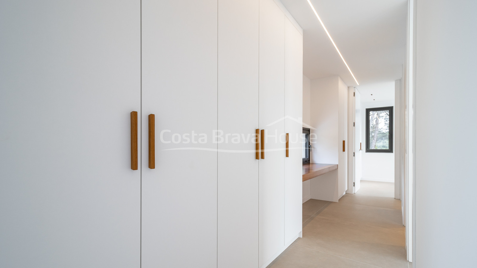 Nieuwbouwhuis in Begur met infinity pool, terrassen, modern design en weids uitzicht