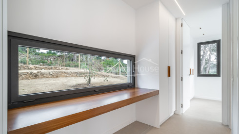 Casa d’obra nova a Begur amb piscina infinita, terrasses, disseny modern i vistes obertes