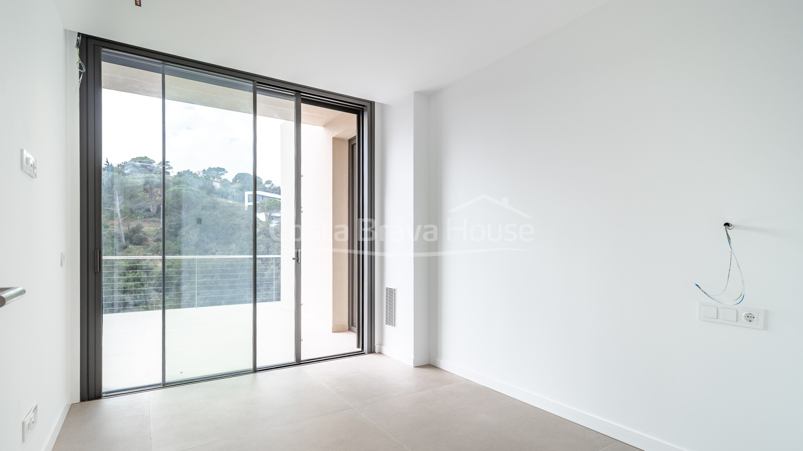 Maison neuve à Begur avec piscine à débordement, terrasses, design moderne et vues dégagées