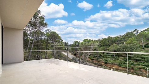 Nieuwbouwhuis in Begur met infinity pool, terrassen, modern design en weids uitzicht