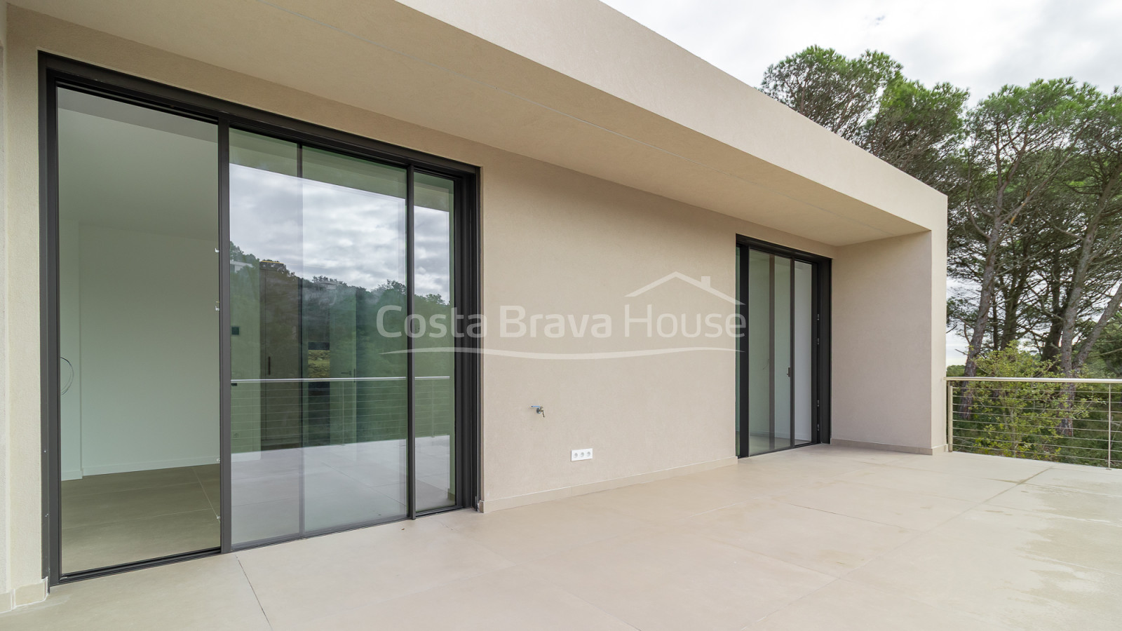 Casa de obra nueva en Begur con piscina infinita, terrazas, diseño moderno y vistas abiertas