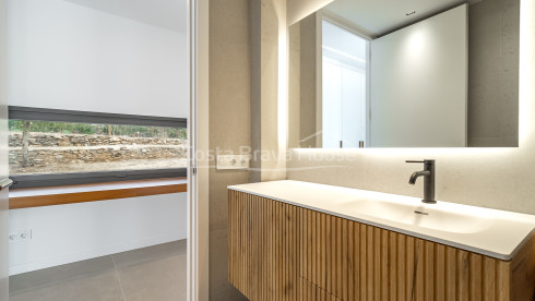 Casa d’obra nova a Begur amb piscina infinita, terrasses, disseny modern i vistes obertes