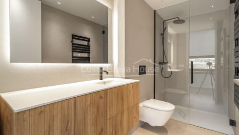 Maison neuve à Begur avec piscine à débordement, terrasses, design moderne et vues dégagées