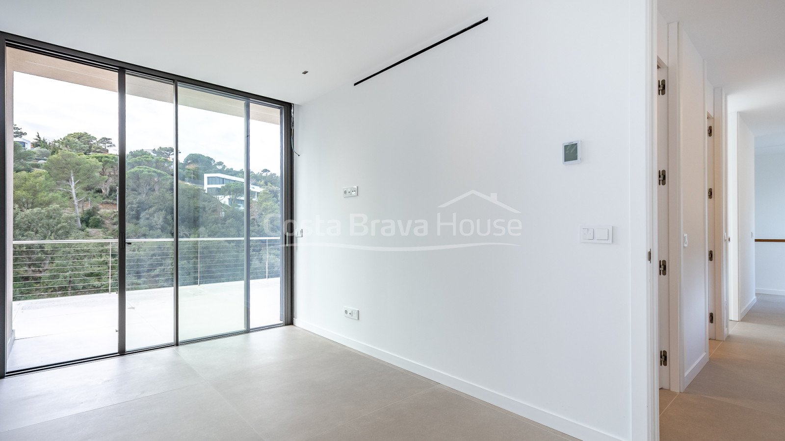 Casa d’obra nova a Begur amb piscina infinita, terrasses, disseny modern i vistes obertes