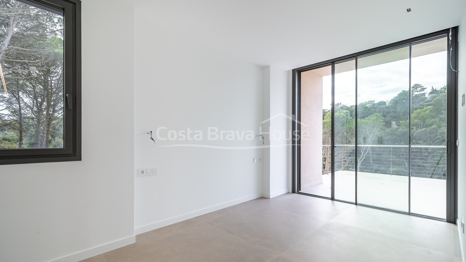 Casa de obra nueva en Begur con piscina infinita, terrazas, diseño moderno y vistas abiertas