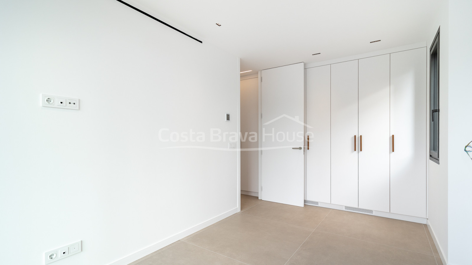 Maison neuve à Begur avec piscine à débordement, terrasses, design moderne et vues dégagées