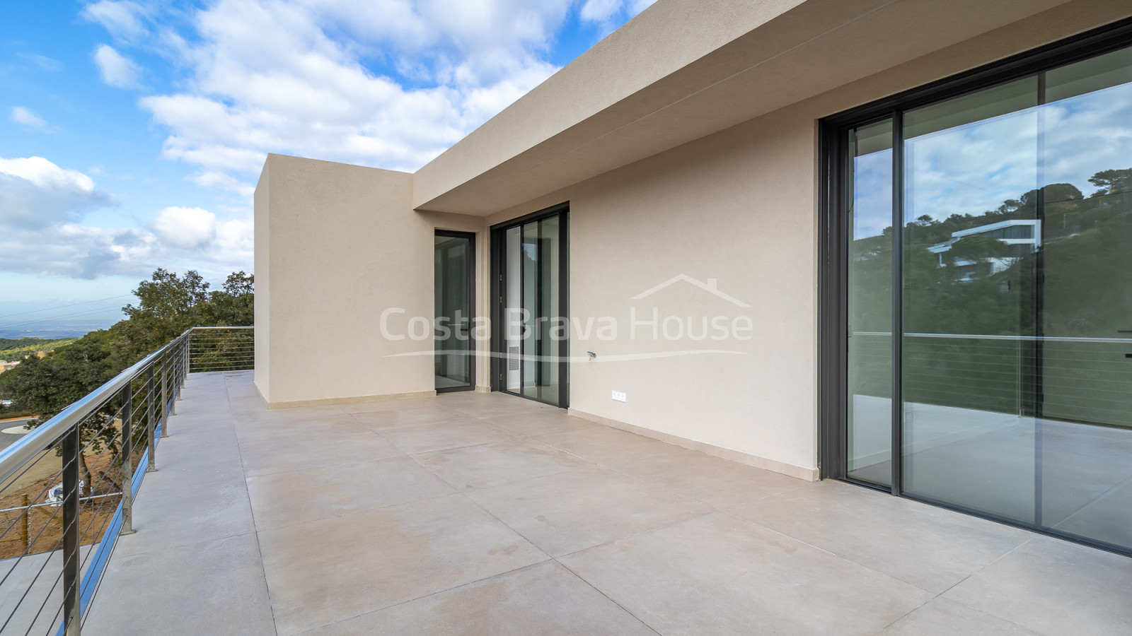 Maison neuve à Begur avec piscine à débordement, terrasses, design moderne et vues dégagées