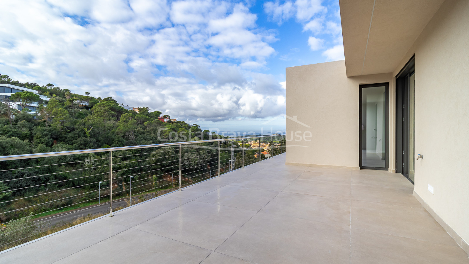 Nieuwbouwhuis in Begur met infinity pool, terrassen, modern design en weids uitzicht