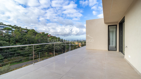 Nieuwbouwhuis in Begur met infinity pool, terrassen, modern design en weids uitzicht