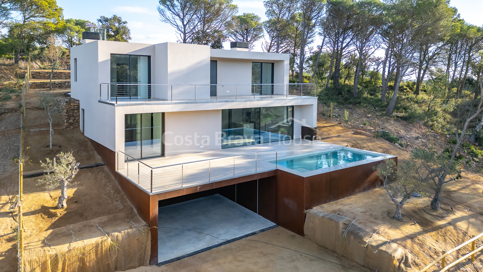Nieuwbouwhuis in Begur met infinity pool, terrassen, modern design en weids uitzicht