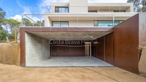 New build house in Begur with infinity pool, terraces, modern design and open views