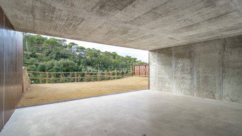 Casa de obra nueva en Begur con piscina infinita, terrazas, diseño moderno y vistas abiertas