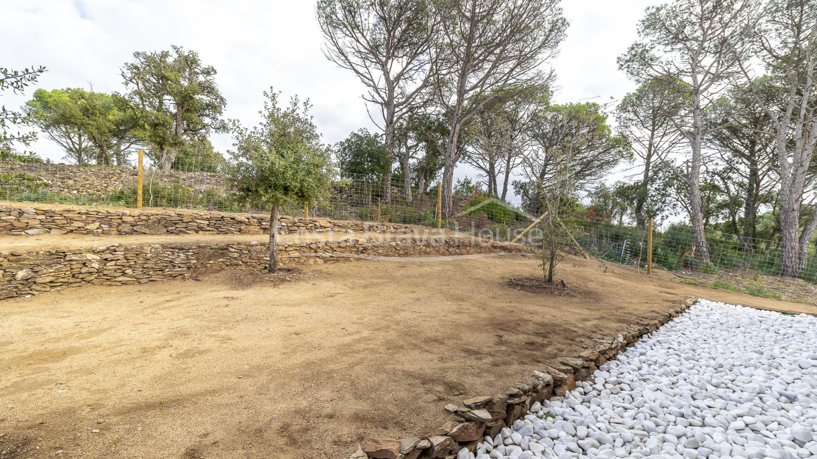 Casa d’obra nova a Begur amb piscina infinita, terrasses, disseny modern i vistes obertes