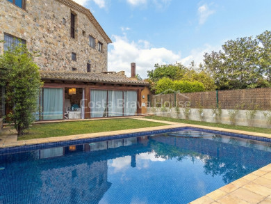 Stone house for sale in Torrent with private garden, pool and authentic Empordà style