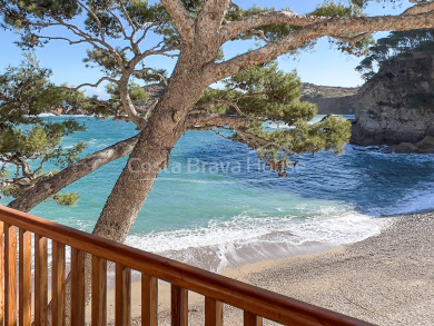 Exclusive seafront villa for sale in Sa Tuna (Begur) with garage for 4 cars and hangar-boat just on the beach