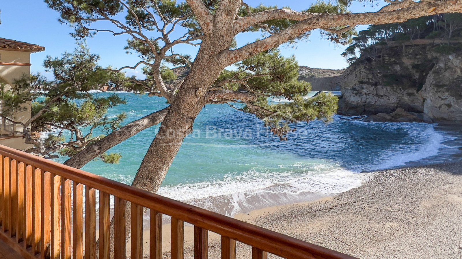 Exclusieve villa aan zee te koop in Sa Tuna (Begur) met botenhuis direct aan het strand.