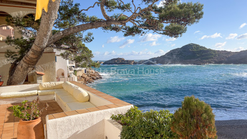 Exclusieve villa aan zee te koop in Sa Tuna (Begur) met botenhuis direct aan het strand.