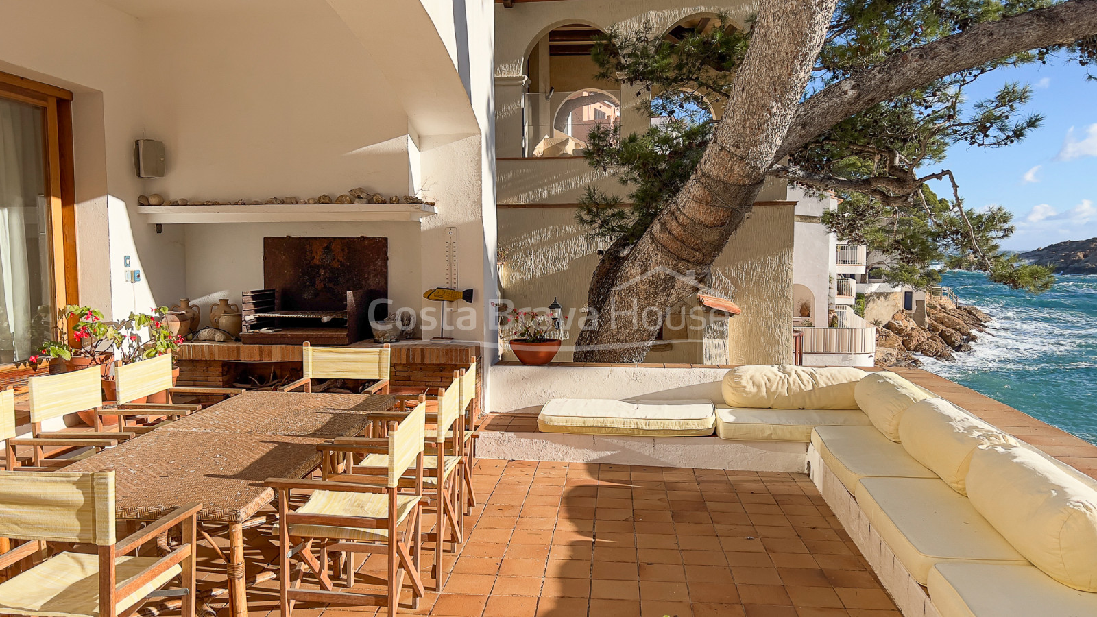 Exclusieve villa aan zee te koop in Sa Tuna (Begur) met botenhuis direct aan het strand.